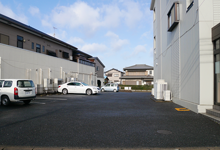 駐車場スペースは建物裏にございます